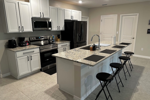 Een koelkast, een magnetron, een oven, een vaatwasser