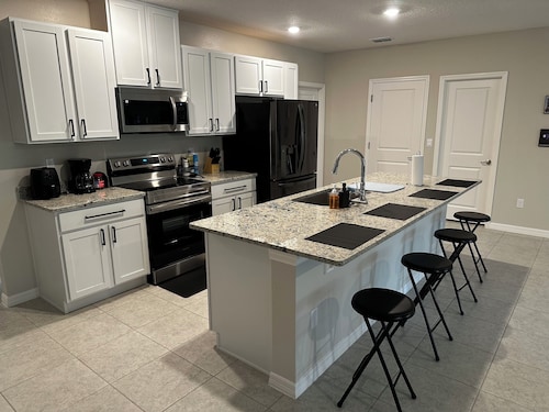 Spacious 4-bedroom house with AC, WiFi in wonderful Palm Bay