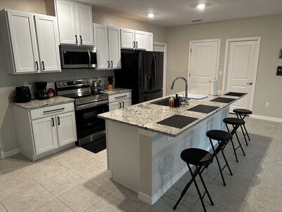 Spacious 4-bedroom house with AC, WiFi in wonderful Palm Bay