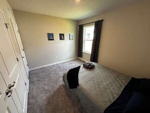 4 bedrooms, desk, WiFi, bed sheets