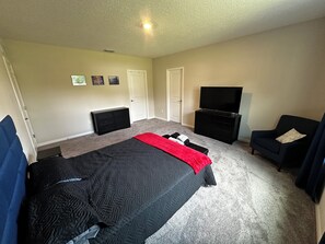 4 bedrooms, desk, WiFi, bed sheets