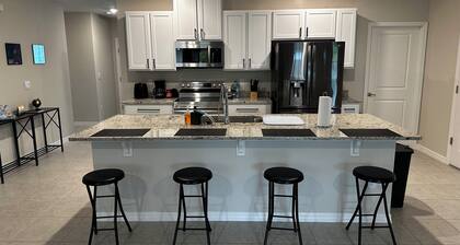 Spacious 4-bedroom house with AC, WiFi in wonderful Palm Bay