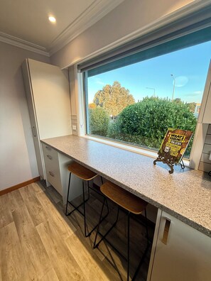 Interior - Comfort at Stag Lodge Just Mins Walk to Queens Park & Down Town Invercargill (Invercargill)