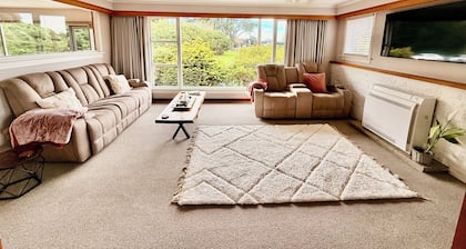 Comfort at Stag Lodge Just Mins Walk to Queens Park & Down Town Invercargill