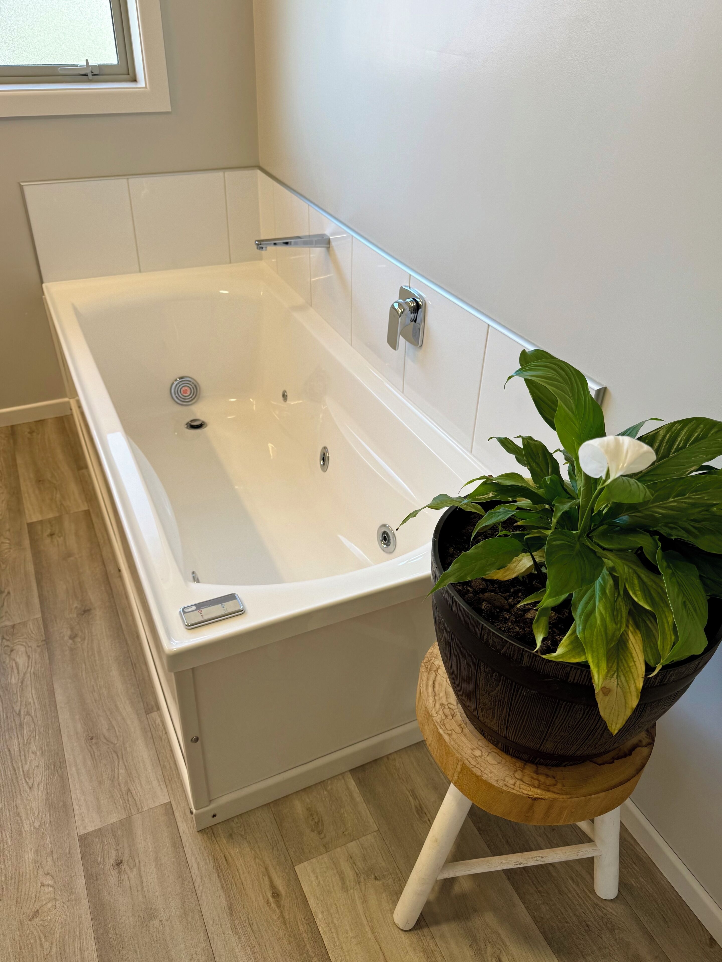 Een douche, een bubbelbad, een haardroger, handdoeken