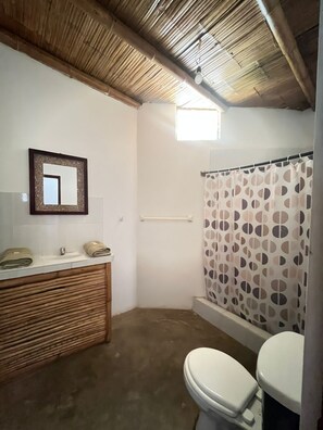 Douche, serviettes fournies, savon, papier toilette