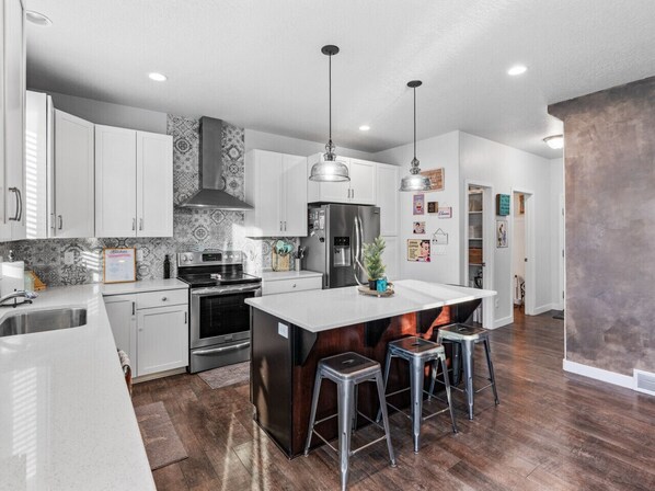 冷蔵庫、電子レンジ、オーブン、コンロ