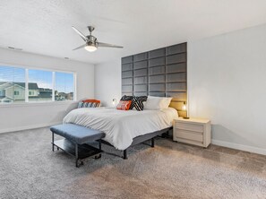 3 slaapkamers, een bureau, een strijkplank/strijkijzer, reisbedje
