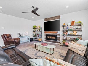 Smart-tv, een open haard en boeken