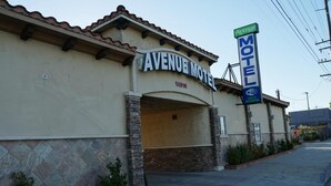 A building with a sign that reads "Avenue Motel." - Avenue Motel (Gardena)