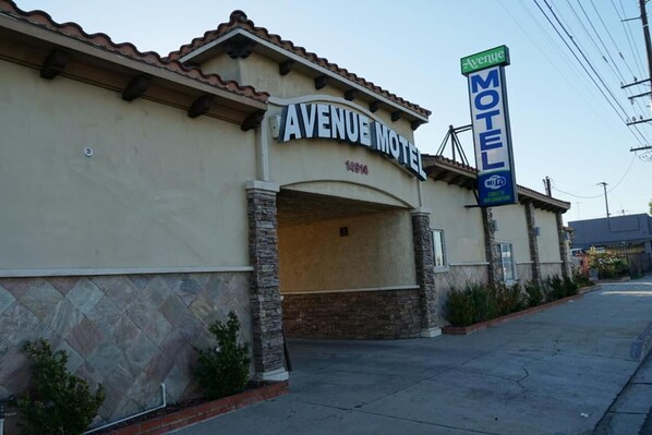 A building with a sign that reads "Avenue Motel." - Avenue Motel (Gardena)