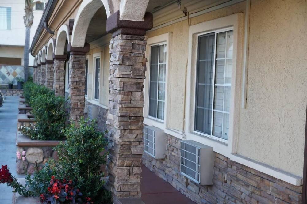 Avenue Motel