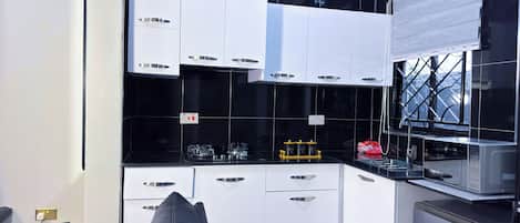 Microondas, horno, placa de cocina, utensilios de cocina