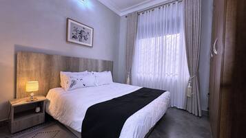 Departamento Deluxe | 1 habitación, escritorio y espacio para trabajar con laptop