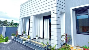 Un bâtiment moderne doté d’un toit plat, de grandes fenêtres et d’un design épuré et minimaliste.