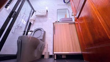 Departamento Deluxe | Baño | Regadera, toallas, jabón, shampoo