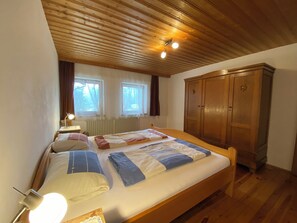 2 bedrooms, bed sheets - Apartment with 2 bedrooms, living room, kitchen, bathroom and balcony (Samerberg)