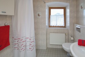 Dusch, hårtork och handdukar