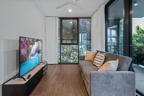 TV - Ultimate Location: Chic 2BR Rooftop Pool & Parking (South Brisbane)