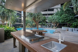 Terrace/patio - Ultimate Location: Chic 2BR Rooftop Pool & Parking (South Brisbane)