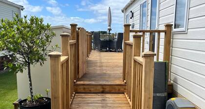 Modern caravan within walking distance to the beach!