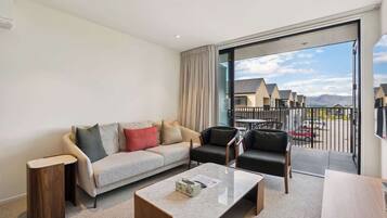 Fernseher, Stereoanlage, Arbeitsbereiche