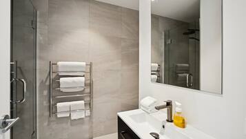 Shower, hair dryer, towels