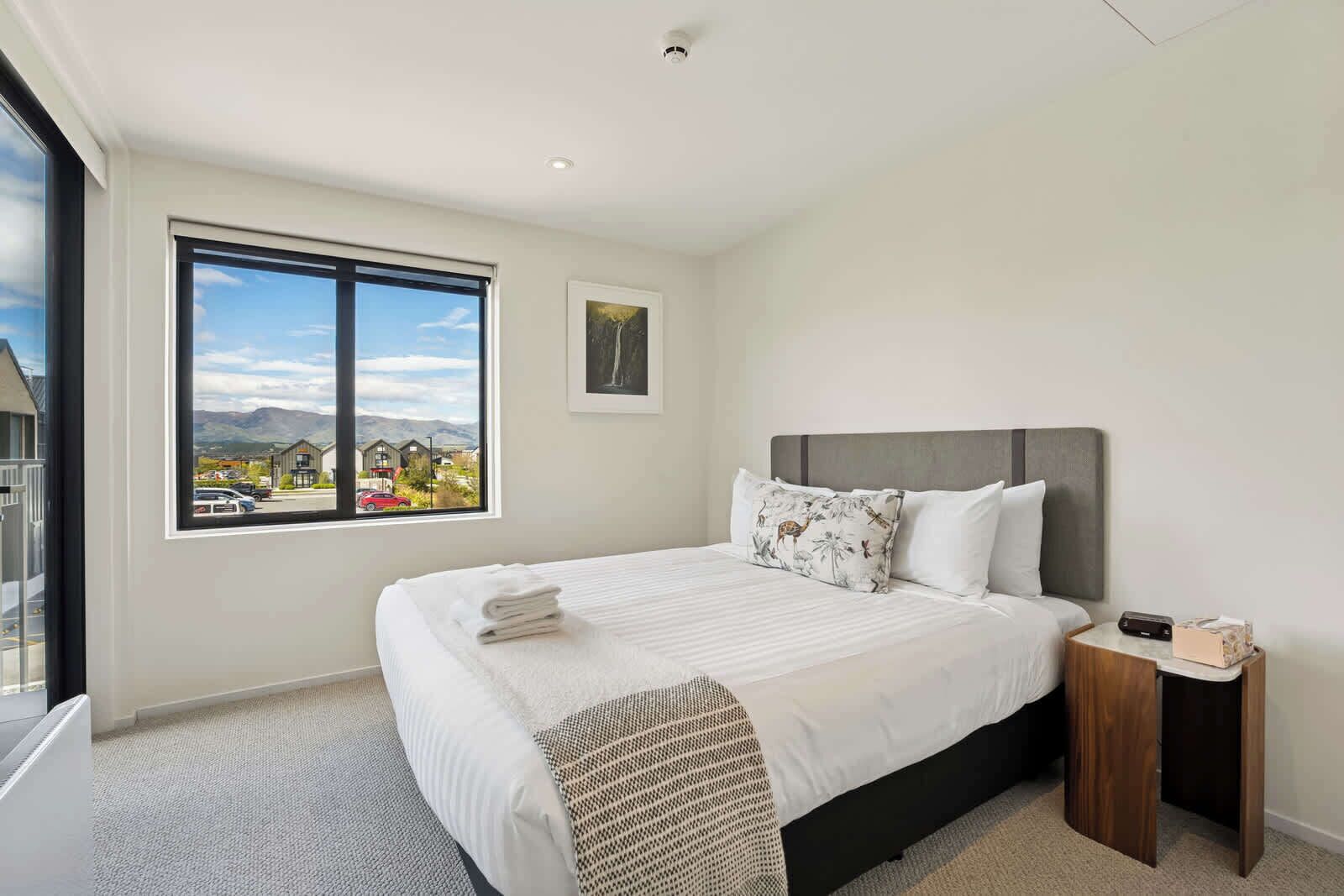 2 bedrooms, desk, iron/ironing board, WiFi