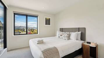 2 bedrooms, desk, iron/ironing board, WiFi