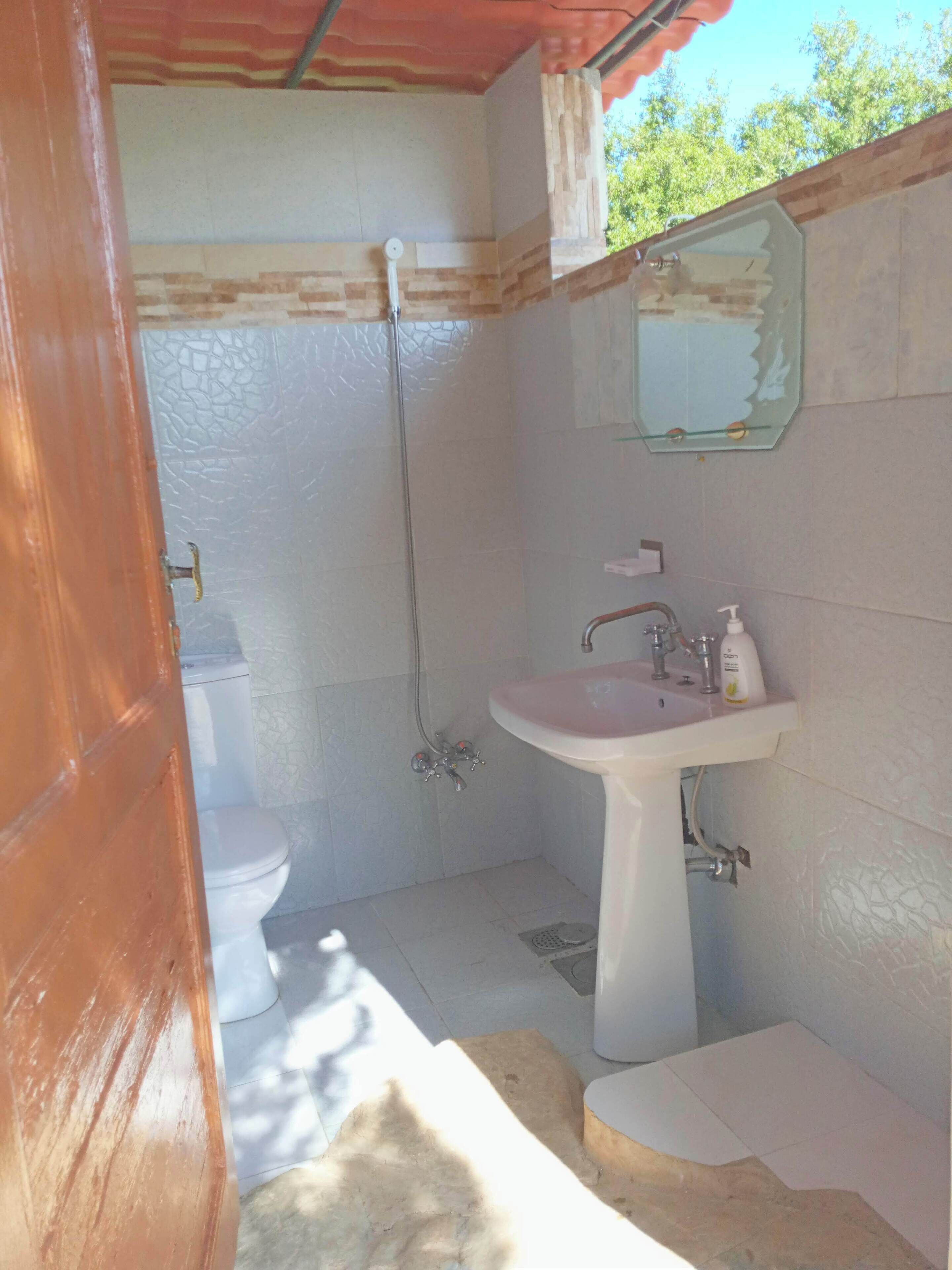 Chuveiro, toalhas de banho, sabonete, shampoo