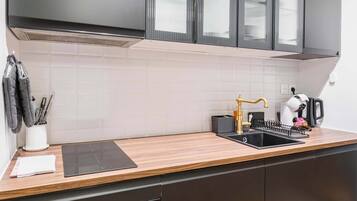 Frigorífico, horno, placa de cocina y cafetera o tetera