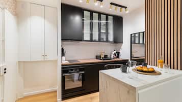 Fridge, oven, stovetop, coffee/tea maker