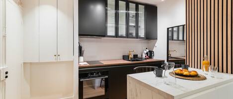 Refrigerador, horno, placa de cocina, cafetera/tetera