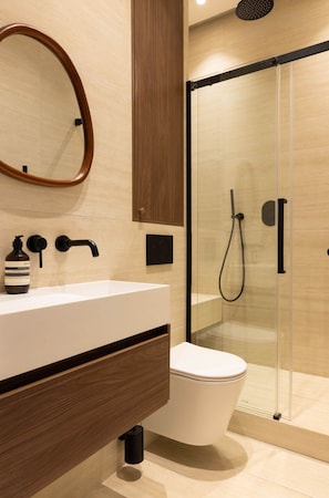 Shower, hair dryer, towels