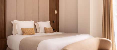 Tabla de planchar con plancha, wifi y ropa de cama