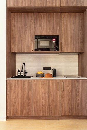 Fridge, microwave, stovetop, coffee/tea maker - Studio luxe 7e, proche Tour Eiffel, lit king-size (Paris)