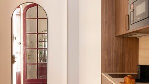 Una cocina moderna con armarios de madera, un microondas y una hogaza de pan sobre la encimera.