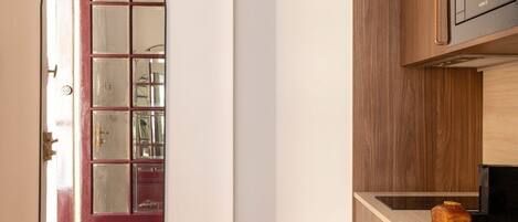 Una cocina moderna con armarios de madera, un microondas y una hogaza de pan sobre la encimera.