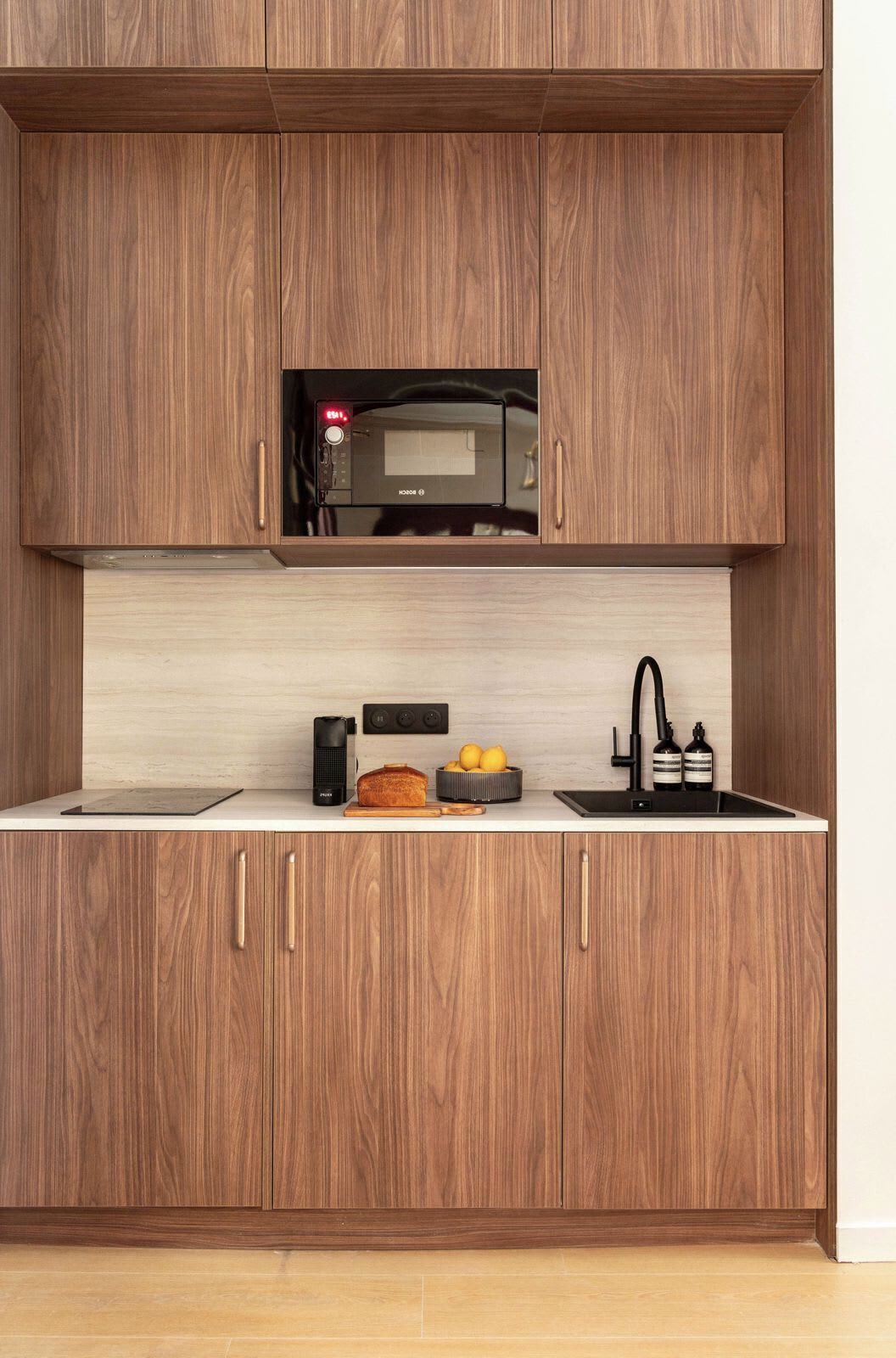 Cafetière-théière, réfrigérateur, four à micro-ondes, surface de cuisson