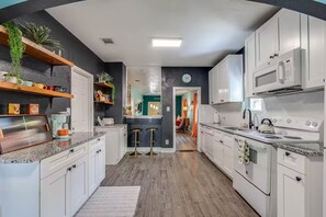 Geladeira, micro-ondas, fogão, cooktop