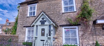 Beautiful Cottage in Picturesque Cotswolds Village