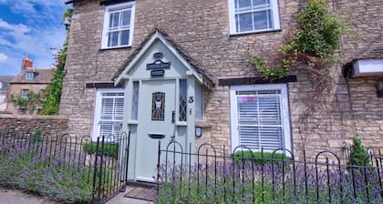Beautiful Cottage in Picturesque Cotswolds Village