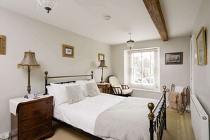4 bedrooms, iron/ironing board, travel cot, WiFi - Beautiful Cottage in Picturesque Cotswolds Village (Sherston)