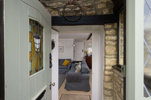 Beautiful Cottage in Picturesque Cotswolds Village