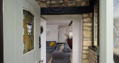 Beautiful Cottage in Picturesque Cotswolds Village