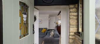 Beautiful Cottage in Picturesque Cotswolds Village