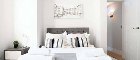 2 soverom, skrivebord, strykejern/-brett og reiseseng for barn