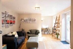 TV, offices - Vineyard Style 2BR with Garden and Parking (Shudy Camps)