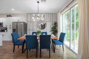 Dining - Beautiful 4BR Home w/ Modern Design (Kissimmee)