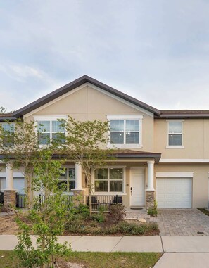 Exterior - Beautiful 4BR Home w/ Modern Design (Kissimmee)